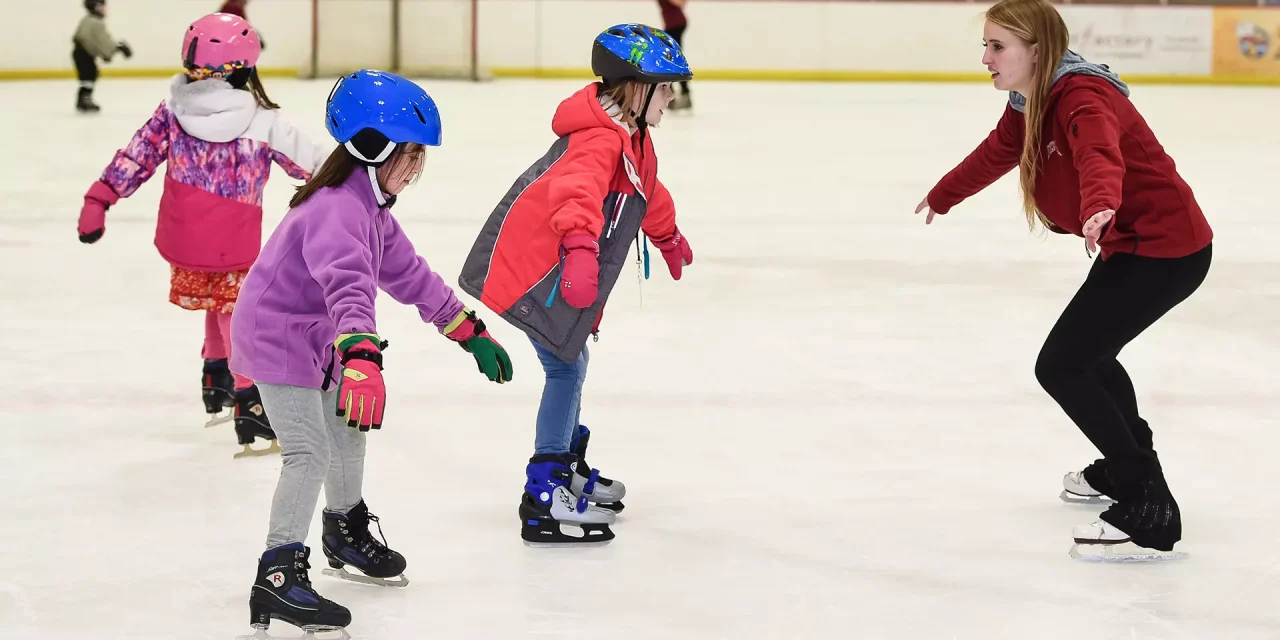 Olahraga Meluncur Ice Skating Di Atas Permukaan Es