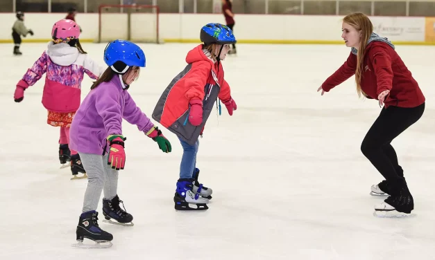 Olahraga Meluncur Ice Skating Di Atas Permukaan Es
