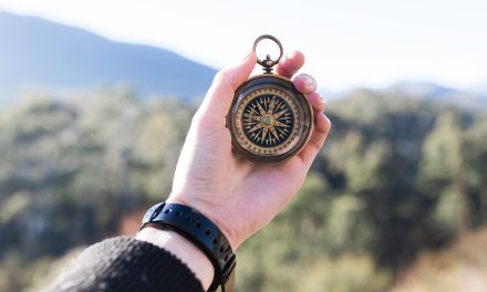 Penentu Mata Angin Menggunakan Alat Kompas