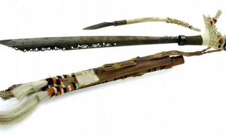 Persenjataan Tradisional Dari Suku Dayak Yang Di Dalam