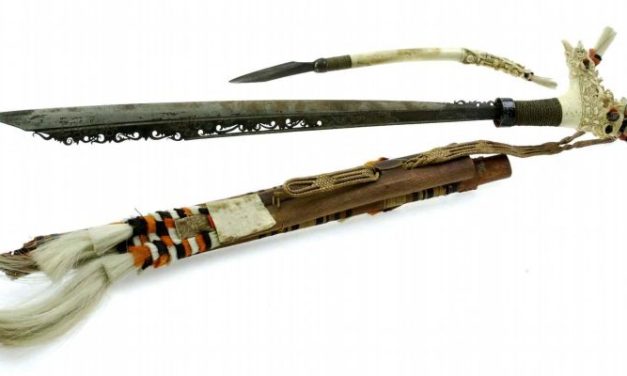 Persenjataan Tradisional Dari Suku Dayak Yang Di Dalam