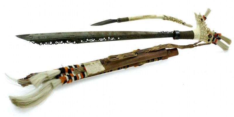Persenjataan Tradisional Dari Suku Dayak Yang Di Dalam