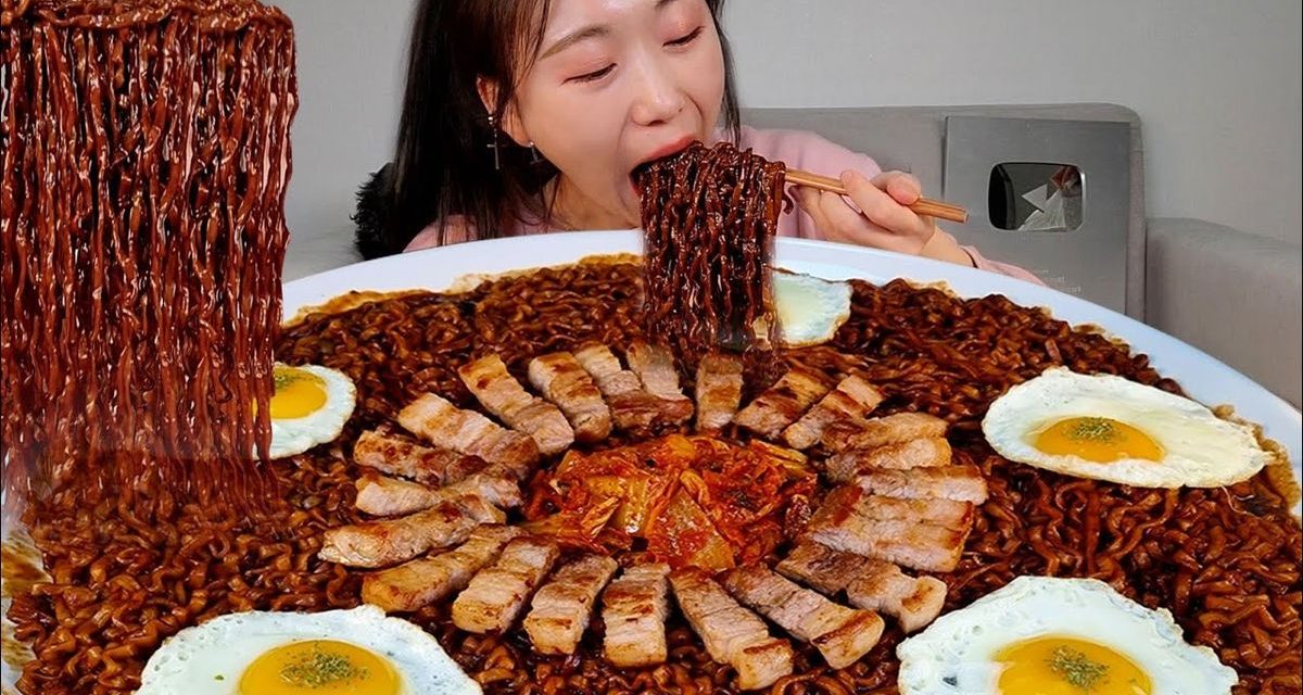 Konten Viral Mukbang Dengan Banyaknya Makanan