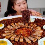 Konten Viral Mukbang Dengan Banyaknya Makanan