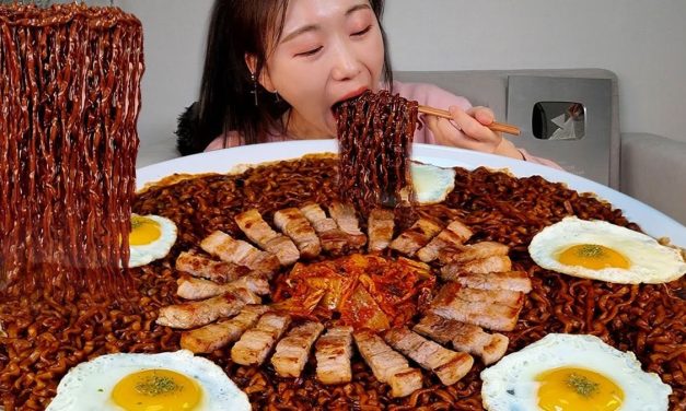 Konten Viral Mukbang Dengan Banyaknya Makanan