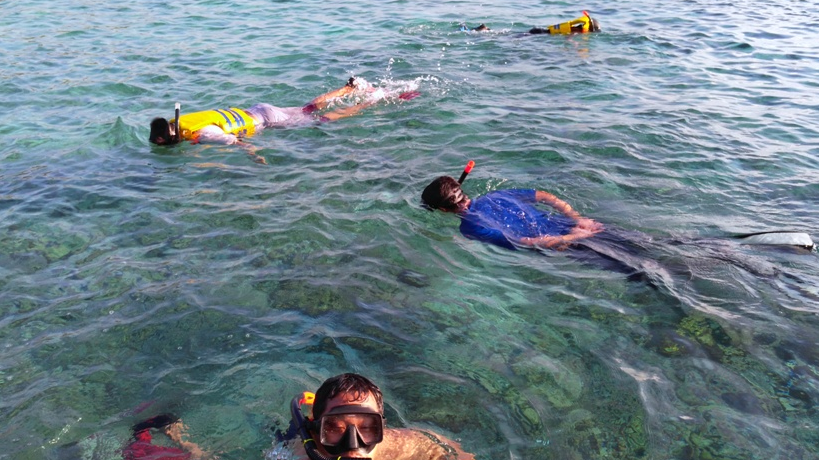 Kegiatan Olahraga Snorkeling Di Permukaan Air