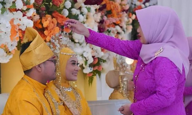 Pernikahan Melayu Biasanya Ada Tradisi Tepung Tawar