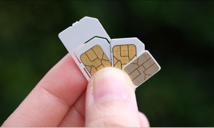 Sebuah Kartu Kecil Atau Sim Card Pada Handphone