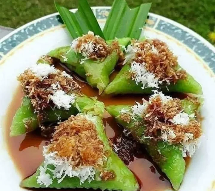 Makanan Tradisional Lupis Di Siram Kuah Gula Merah