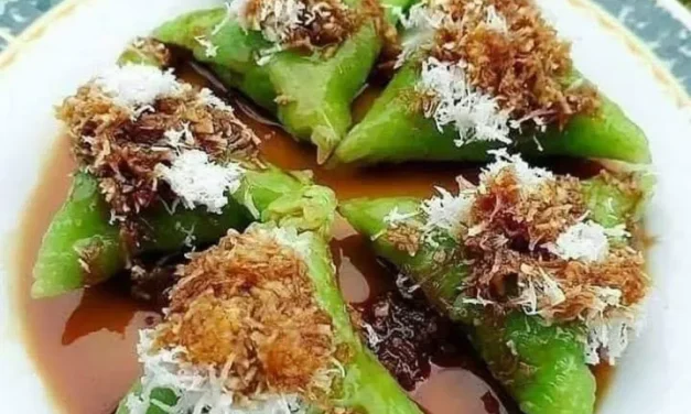 Makanan Tradisional Lupis Di Siram Kuah Gula Merah