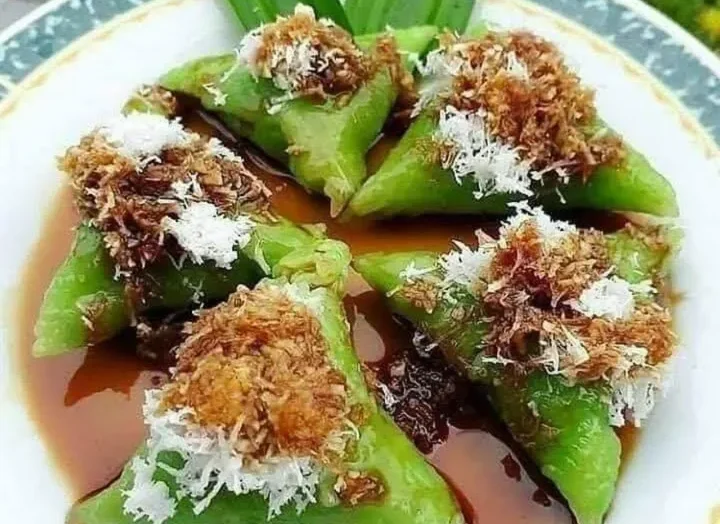 Makanan Tradisional Lupis Di Siram Kuah Gula Merah