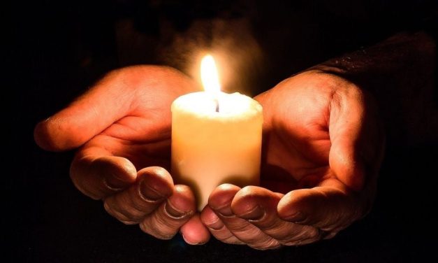 Penerang Kegelapan Menggunakan Sebuah Lilin
