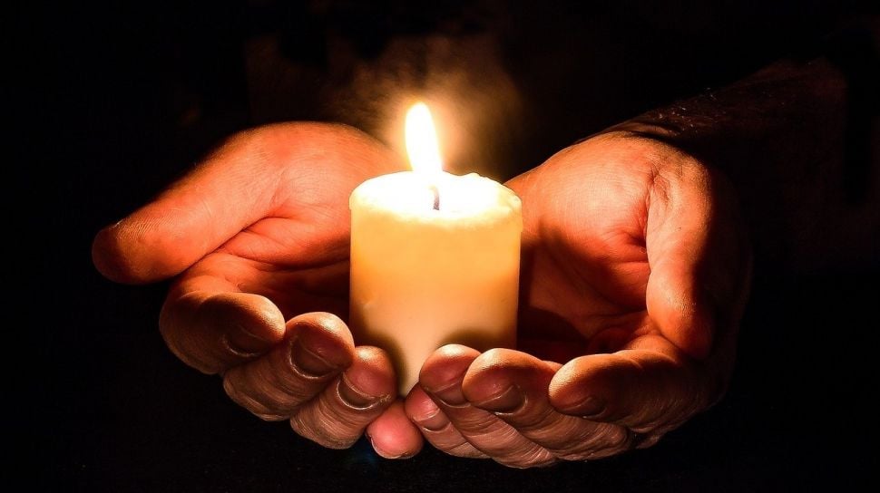Penerang Kegelapan Menggunakan Sebuah Lilin