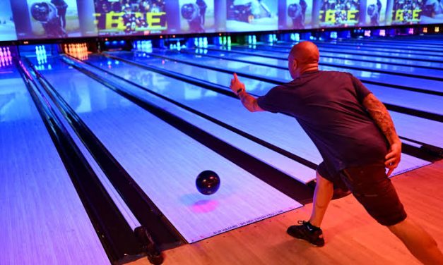 Olahraga Lempar Bola Bowling Permainan Seru