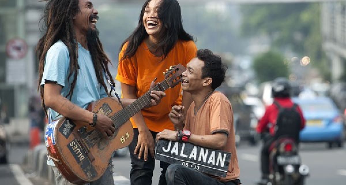 Pertunjukan Seni Pengamen Untuk Mencari Uang
