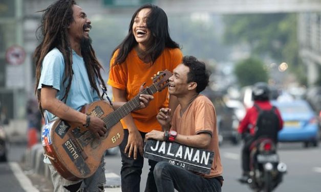 Pertunjukan Seni Pengamen Untuk Mencari Uang