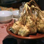Anyaman Daun Dari Pohon Kelapa Muda Untuk Ketupat