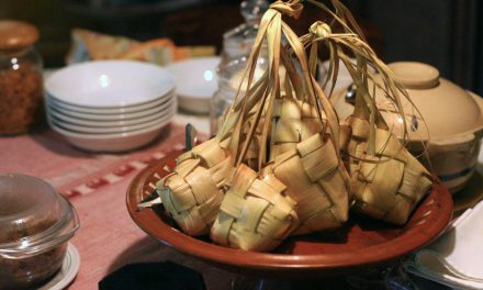Anyaman Daun Dari Pohon Kelapa Muda Untuk Ketupat