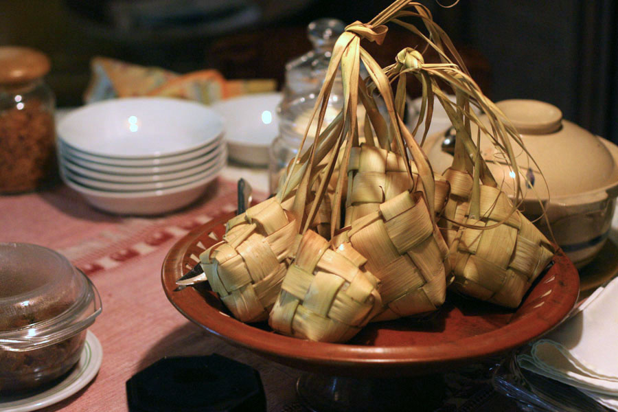 Anyaman Daun Dari Pohon Kelapa Muda Untuk Ketupat