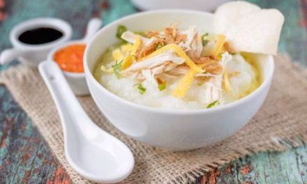 Makanan Lembek Bubur Dengan Beberapa Topping