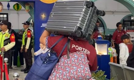 Petugas Pembawa Barang Atau Seorang Porter