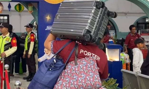 Petugas Pembawa Barang Atau Seorang Porter