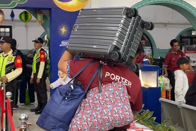 Petugas Pembawa Barang Atau Seorang Porter