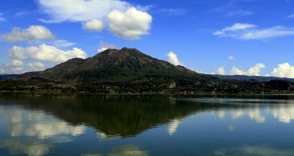 Keindahan Alam Danau Dengan Perairannya