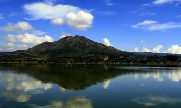 Keindahan Alam Danau Dengan Perairannya
