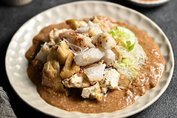 Suatu Hidangan Ketoprak Dengan Bahan Utama Sayur