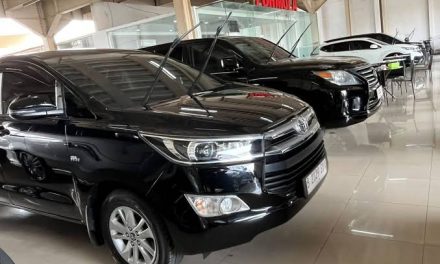 Suatu Kendaraan Bermobil Roda Empat Yang Nyaman