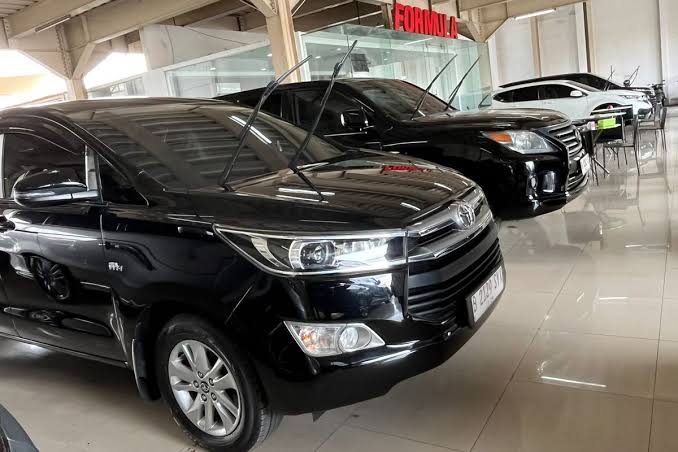 Suatu Kendaraan Bermobil Roda Empat Yang Nyaman