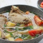 Sebuah Hidangan Sop Dengan Banyak Variasi Isi