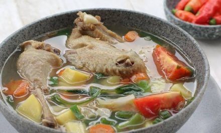 Sebuah Hidangan Sop Dengan Banyak Variasi Isi
