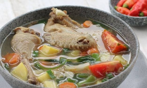 Sebuah Hidangan Sop Dengan Banyak Variasi Isi