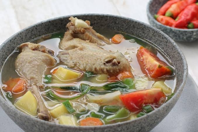 Sebuah Hidangan Sop Dengan Banyak Variasi Isi