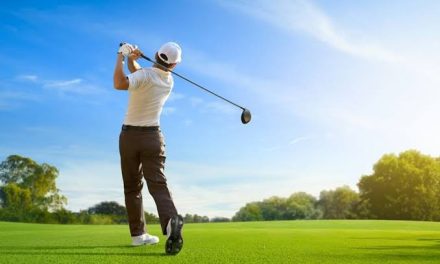 Olahraga Memukul Bola Golf Dengan Stik