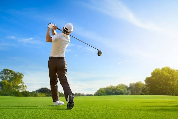 Olahraga Memukul Bola Golf Dengan Stik